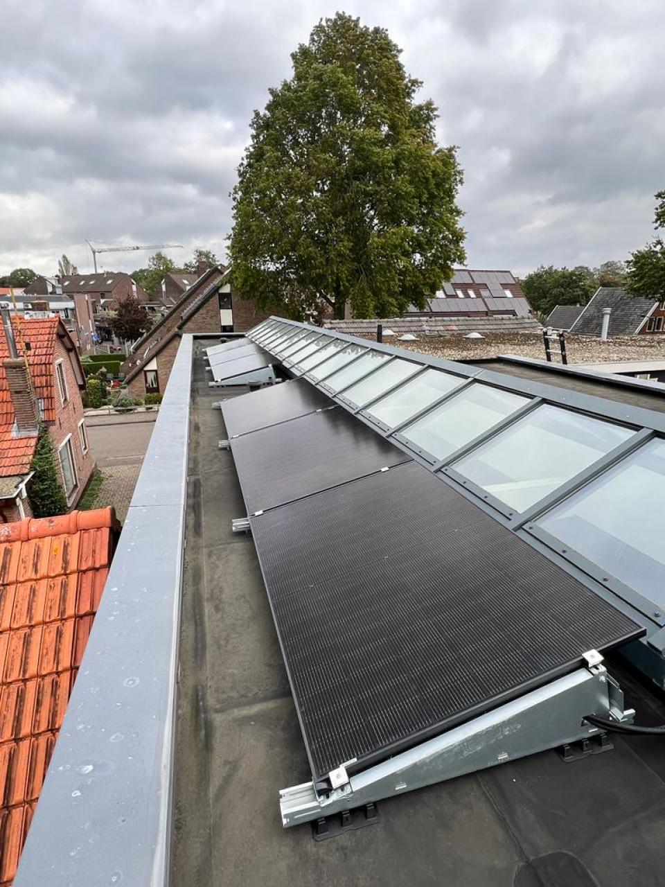 Zonnepanelen geplaatst op het pand. 